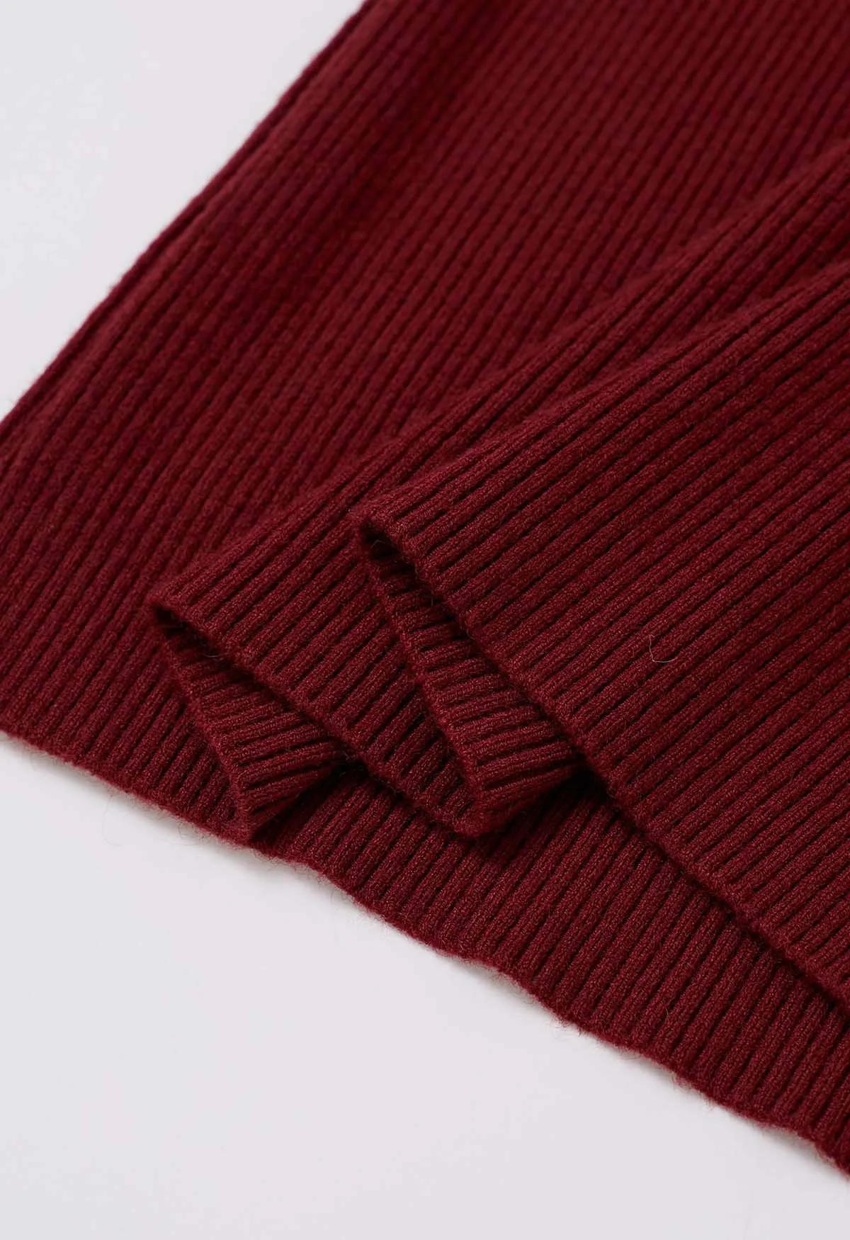 Geripptes Stricktop mit künstlerischem Blumen- und Cut-out in Rot