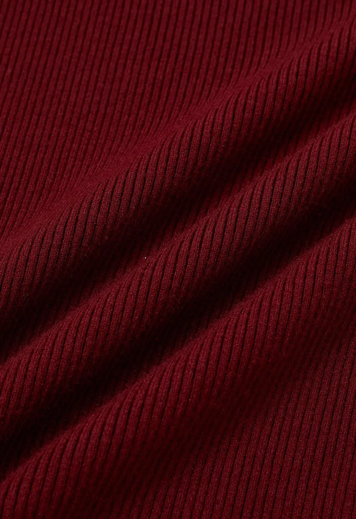 Geripptes Stricktop mit künstlerischem Blumen- und Cut-out in Rot