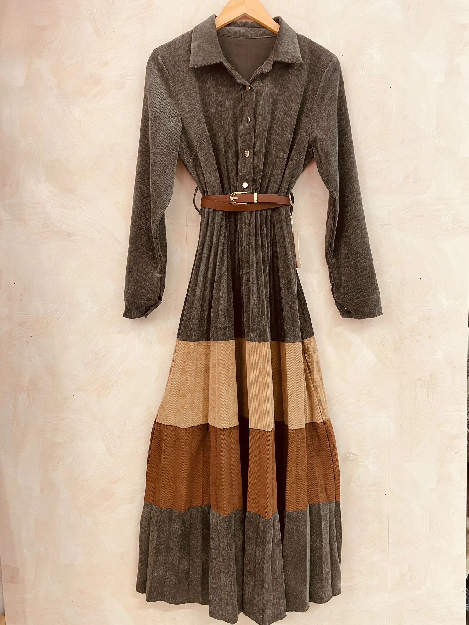 Langes dreifarbiges Kleid mit Gürtel