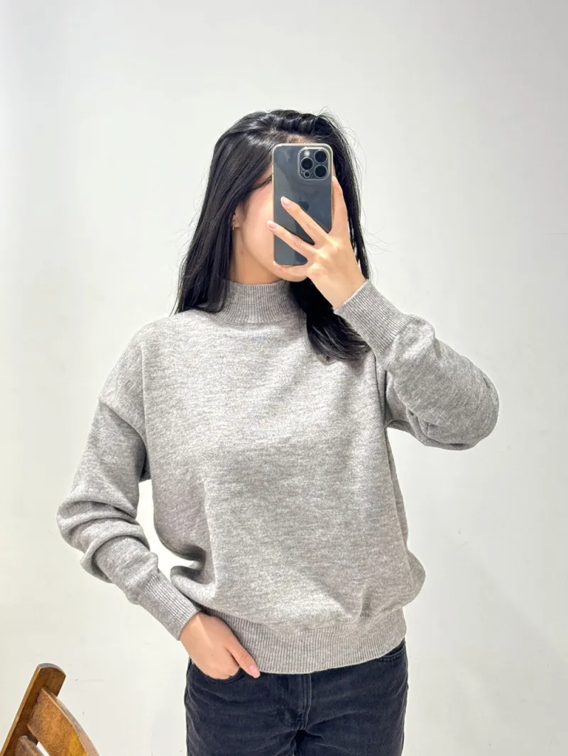 Pullover aus einfarbigem Strick mit Stehkragen